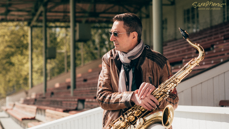 Der Leiter des ETK spielt Saxofon zu bekannten Jazz-Tunes/Playalongs