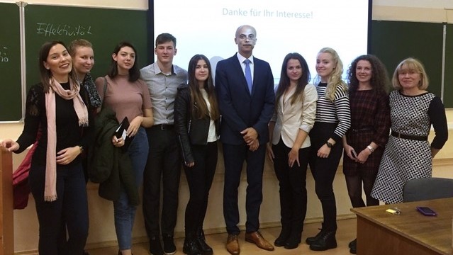 Prof. Maiwald with students majoring in Financial Markets and Insurance and Prof. Dr. Yanova (1st from right).