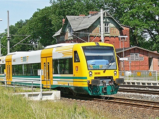 ODEG-Zug auf ländlichem Bahnhof