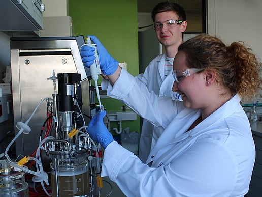 Pharmaceutical biotechnology students at the BIOSTAT® B fermenter