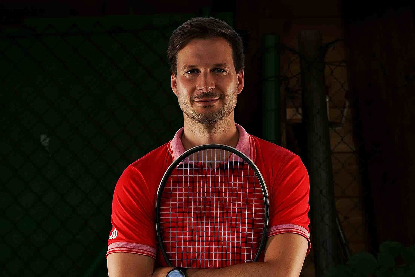 Portrait photo Jochen Seubert - young man with tennis racket