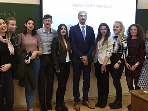 Prof. Maiwald with students majoring in Financial Markets and Insurance and Prof. Dr. Yanova (1st from right).