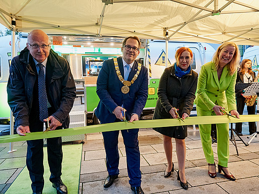 Professor Drossel, Professor Kratzsch, Professor Keil and Franziska Schubert, MdL cut the green ribbon in front of the trailer.