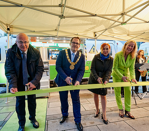 Prof. Drossel, der Rektor, Frau Schubert und die Prorektorin schneiden das grüne Band durch.