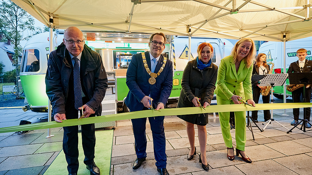 Professor Drossel, Professor Kratzsch, Professorin Keil und Franziska Schubert, MdL schneiden das grüne Band vor dem Anhänger durch.