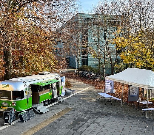 Der Trailer steht auf dem Görlitzer Campus, daneben steht ein weißes Zelt.