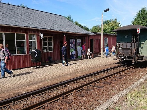 Visitors to the "Historik Mobil" at Zittau Süd station