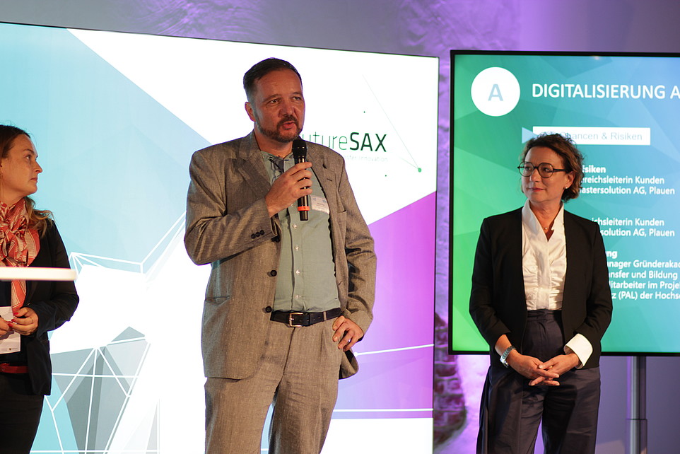 David Sauer vom Digital Stress-Team hält beim futureSAX-Innovationsforum II einen Redebeitrag.