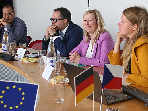 Representatives of the HSZG sit at the table and discuss.