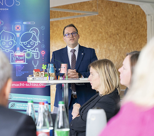 Der Rektor spricht vor den Konferenzteilnehmenden.