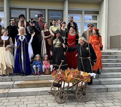 Group photo of the parade participants in medieval costumes in front of the ZI House