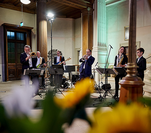 Die Band Klangfarben spielen vor dem Kirchenaltar.