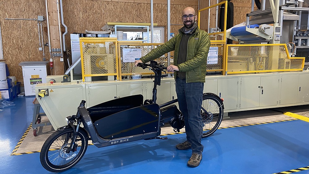 Dr. Rafael Cavalcante Cordeiro with cargo bike in the LaNDER³ research hall