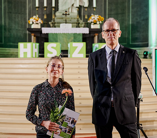 Fördervereinspreisträgerin Nina und Mario Linack vor dem Altar.