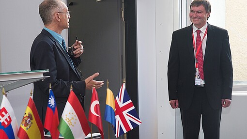 Herr Prof. Dr.-Ing. Dr. h.c. Egon Hassel (l) würdigt die Verdienste von Prof. Kretzschmar auf dem Gebiet Thermophysikalischer Eigenschafteen mit einer Laudatio während des Plenarteils der Konferenz