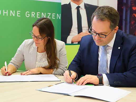 Head of the Görlitz Regional Center Linda Zölfel from AOK Plus and Rector of the HSZG Prof. Dr.-Ing. Alexander Kratzsch at the signing of the cooperation agreement