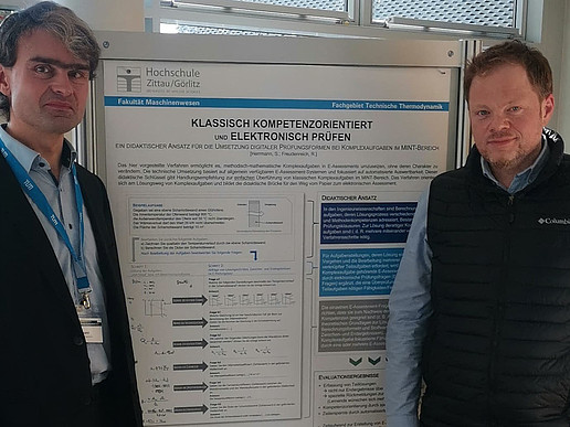 Dr.-Ing. Sebastian Herrmann (l., F-M) und Ronny Freudenreich, M.A. (ZWB) stehen vor einem Projektposter.