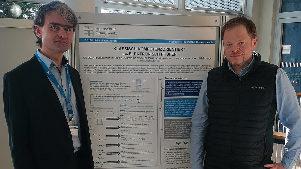 Dr.-Ing. Sebastian Herrmann (l., F-M) und Ronny Freudenreich, M.A. (ZWB) stehen vor einem Projektposter.