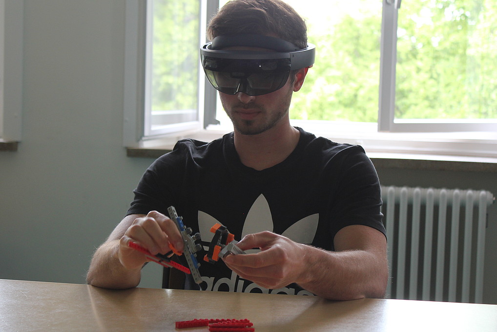Students from various faculties used the Microsoft HoloLens in a scenario