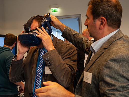 Die VR-Brille des IPM wird ausprobiert. 