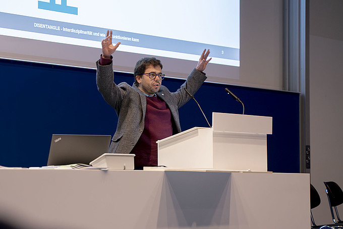 Professor Jens Weber stands at the lectern in the lecture hall.