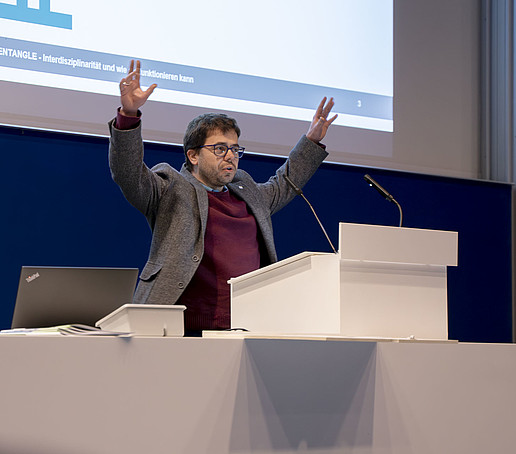 Professor Jens Weber steht am Pult im Hörsaal.