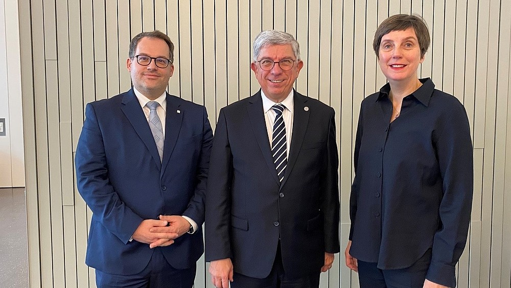 The new chair of the Saxon State Rectors' Conference consisting of Prof. Dr. Alexander Kratzsch, Prof. Dr. Klaus-Dieter Barbknecht and Agnes Wagner stand next to each other and smile into the camera.