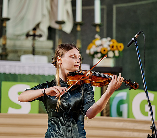 Romy Wolf on the violin