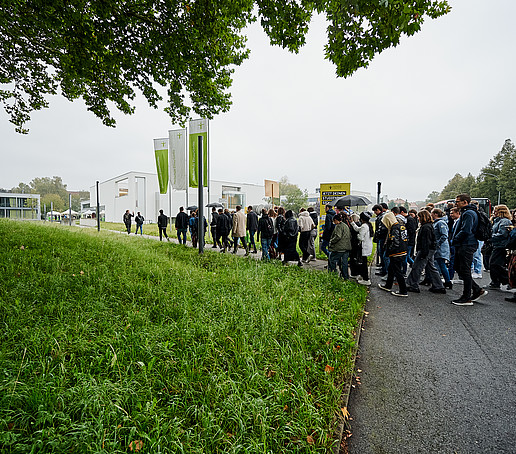 Students turn onto the Zittau campus.