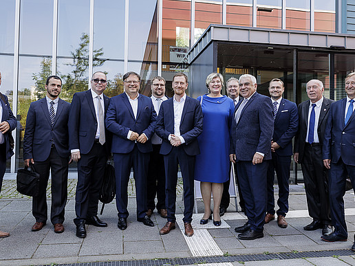 Die deutsch-tschechische Delegation steht vor dem Eingang der Blue-Box auf dem Görlitzer Campus zum Gruppenbild.