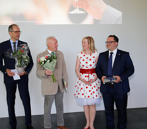 The Chairman of the Sponsors' Association, the Teacher of the Year Prof. Wolfgang Kästner, the Vice-Rector and the Rector stand in front of the audience.