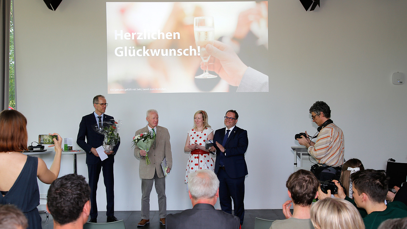 The Chairman of the HSZG Sponsors' Association Mario Linack (1st from left), the Vice-Rector for Education and International Affairs Prof. Dr. Sophia Keil and the Rector of the HSZG Prof. Dr. Alexander Kratzsch (3rd and 4th from left) were delighted to present this year's teaching award to Prof. Dr. Wolfgang Kästner.