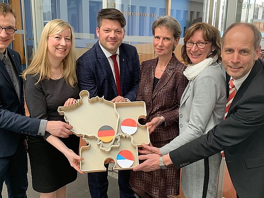 The 3D model of the border triangle region is proudly presented by: from left to right: Stefan Jakschik - Managing Director of ULT AG, Prof. Sophia Keil - Economics at HSZG, Thomas Zenker - Mayor of Zittau, Prof. Steffi Tollkühn - Educational Sciences at HSZG, Sabine Scholz - Research Department at HSZG, Prof. Tobias Zschunke - Vice-Rector Research at Zittau/Görlitz University of Applied Sciences (HSZG)