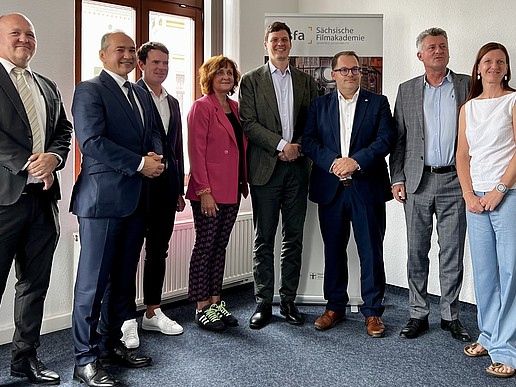 Die Gesellschafter der Filmakademie Görlitz stehen nebeneinander zum Gruppenbild.