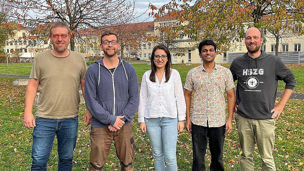 Thomas Schäfer (IPM), Sebastian Reinicke (IPM), die IAESTE-Studierenden Dobrila Grujikj und Rohan Saklani, Martin Herling (IPM) stehen auf der Wiese auf dem Zittauer Campus vor Haus Z I.