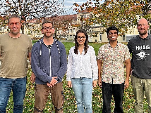 Thomas Schäfer (IPM), Sebastian Reinicke (IPM), IAESTE students Dobrila Grujikj and Rohan Saklani, Martin Herling (IPM) stand on the lawn on the Zittau campus in front of House Z I.