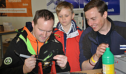 Mal eben schnell was Löten und gleichzeitig den Sohnemann begeistern? Die HSZG macht's möglich. Mal eben schnell was Löten und gleichzeitig den Sohnemann begeistern? Die HSZG macht's möglich.