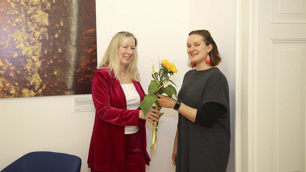 Deborah Halang receives a flower from Vice Rector Sophia Keil.