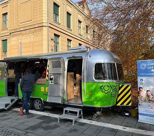 Der AirStream-Anhänger steht auf dem Görlitzer Campus.