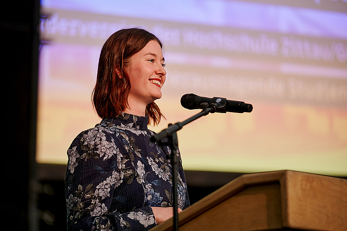 Alexandra Lucia Klein am Mikro auf der Bühne.