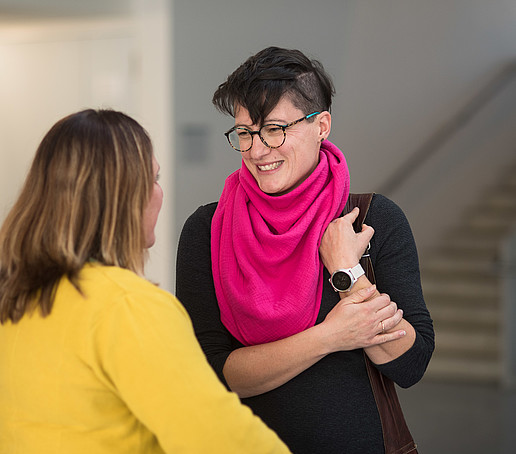 Zwei Frauen unterhalten sich. 