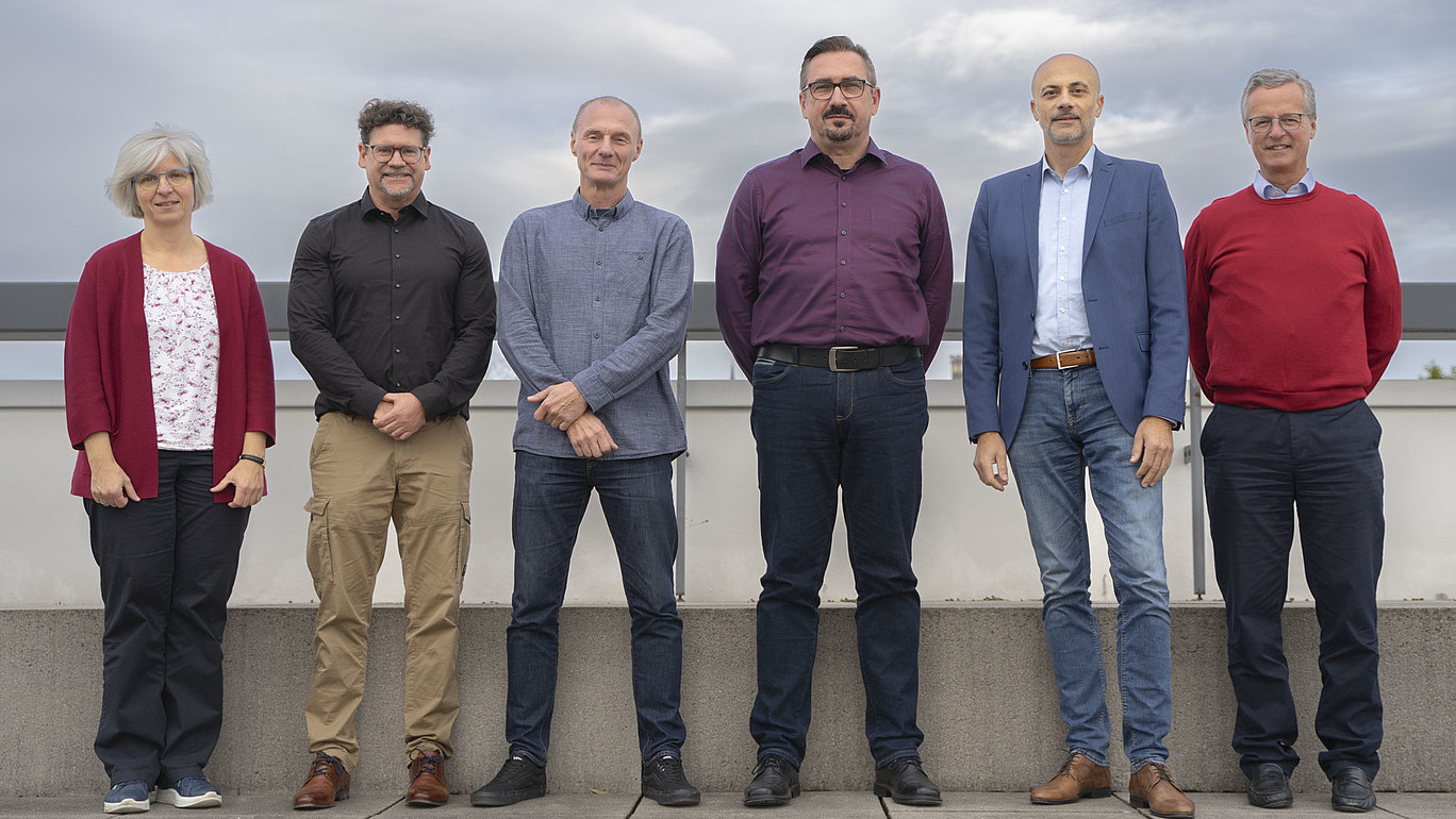 Die Dekanin und die Dekane stehen zum Gruppenbild auf der Dachterrasse von Haus Z vier.