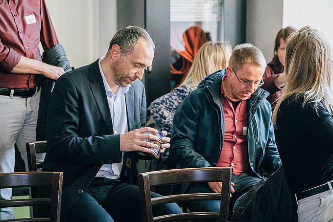 Teilnehmehmende des Besuchs beim DZA sind in einer Unterhaltung.