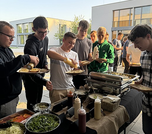 Studierende bedienen sich am Buffet auf dem Campus.