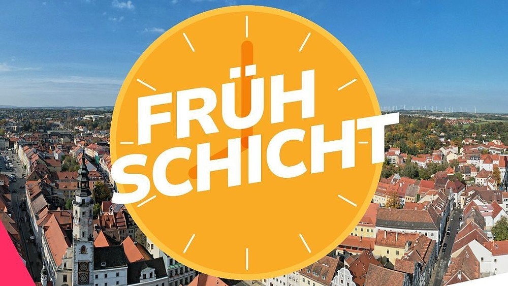 A graphic with a drone shot of the roofs of the city of Görlitz and a graphic showing a yellow-orange clock with the words "Frühschicht" (early shift).