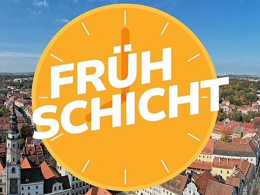 A graphic with a drone shot of the roofs of the city of Görlitz and a graphic showing a yellow-orange clock with the words "Frühschicht" (early shift).