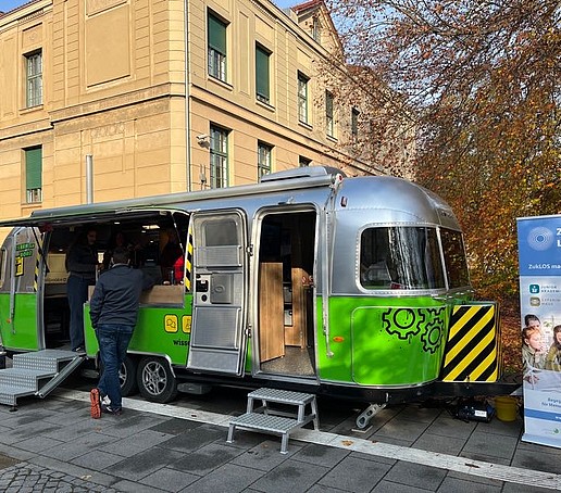 Der Trailer steht auf dem Görlitzer Campus.