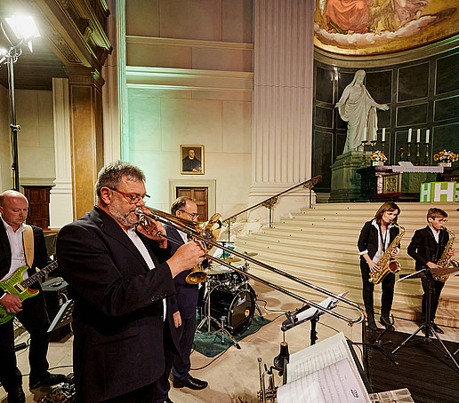 The band Klangfarben plays next to the altar.