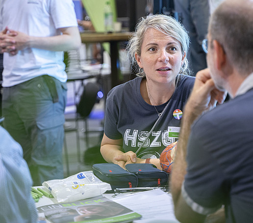 Visitor and HSZG employee in conversation.