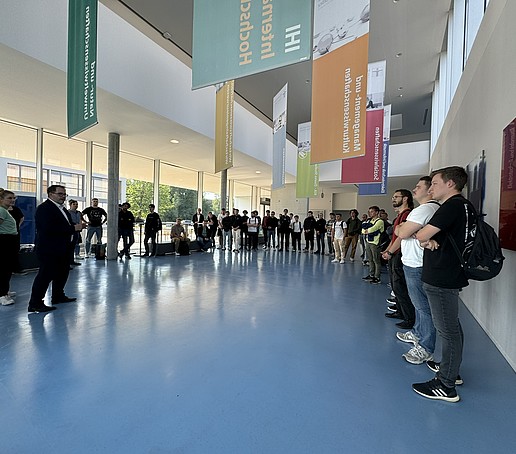 The Rector welcomes the KIA students in the foyer of Z IV.